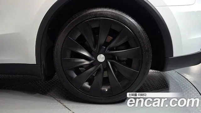 Tesla Model Y — Фото автомобиля 6
