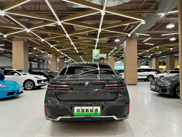 BMW i7 — Фото автомобиля 10