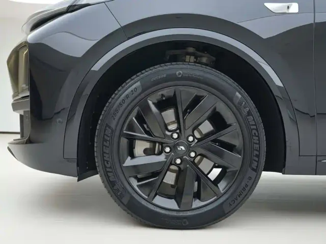Li Auto L8 — Фото автомобиля 13