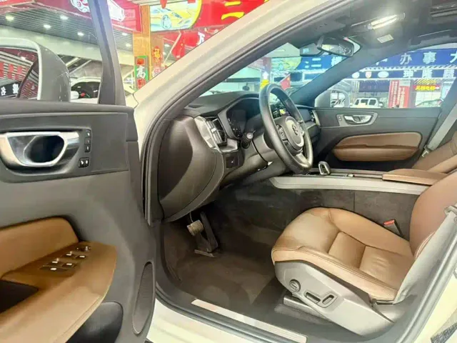 Volvo XC60 — Фото автомобиля 11