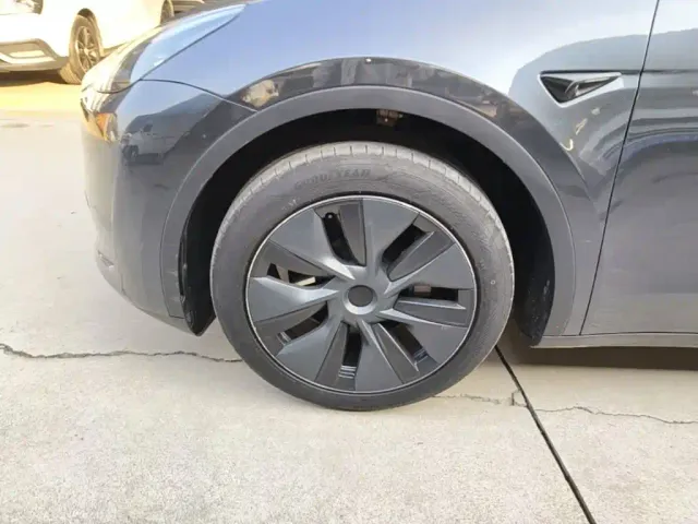 Tesla Model Y — Фото автомобиля 22