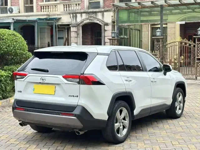 Toyota RAV4 — Фото автомобиля 4