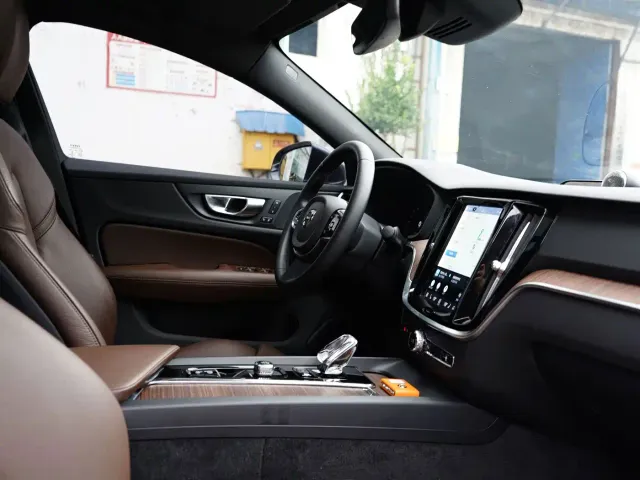 Volvo S60 — Фото автомобиля 10