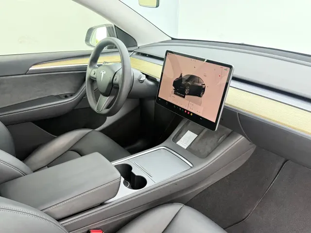 Tesla Model Y — Фото автомобиля 14