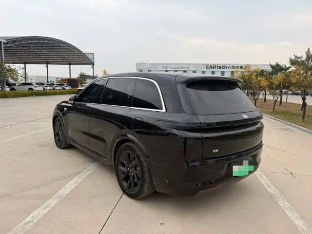 Li Auto L8 — Фото автомобиля 11