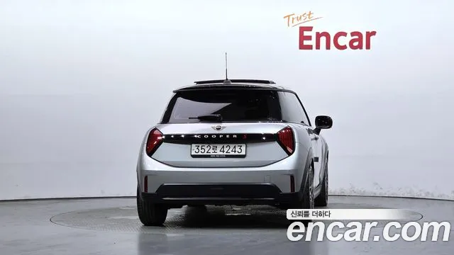 MINI Cooper Generation 4 — Фото автомобиля 4