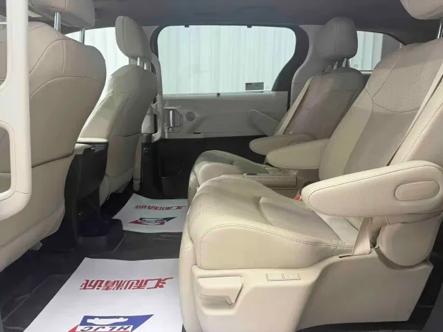 Toyota Sienna — Фото автомобиля 8