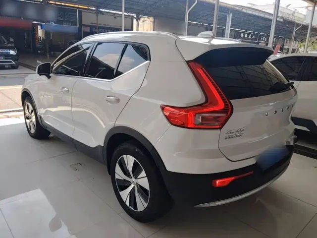 Volvo XC40 — Фото автомобиля 4