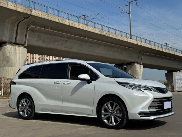 Toyota Sienna — Фото автомобиля 3