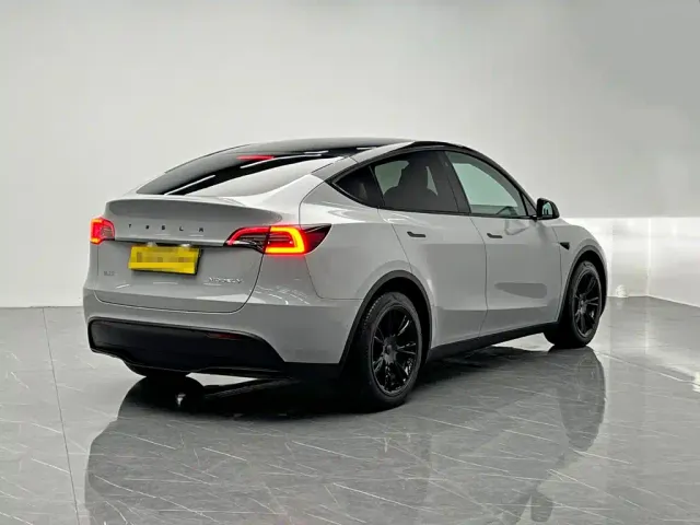 Tesla Model Y — Фото автомобиля 6