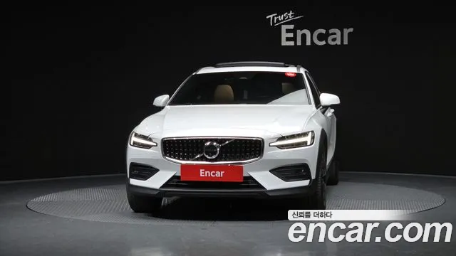 Вольво V60 V60 Cross Country 2 поколение B5 Ultimate AWD — Фото автомобиля 3