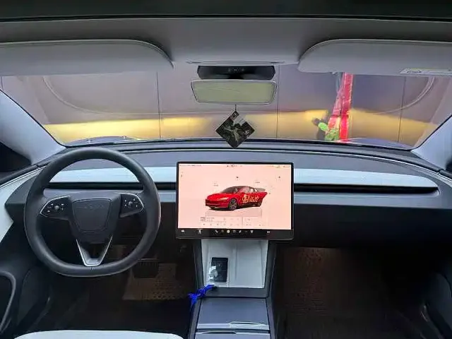 Tesla Model 3 — Фото автомобиля 8