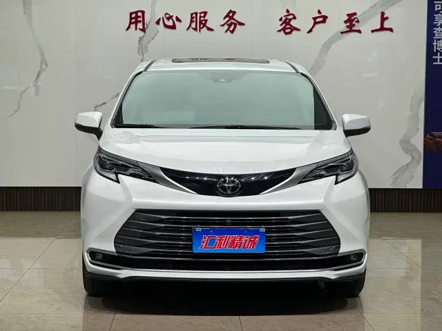 Toyota Sienna — Фото автомобиля 2