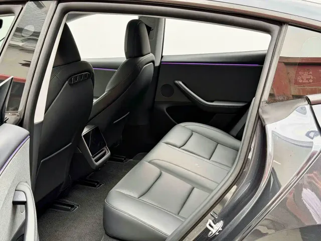 Tesla Model 3 — Фото автомобиля 6