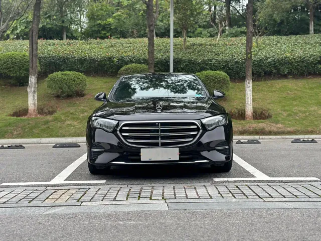 Фотография автомобиля — Mercedes-Benz E-Class