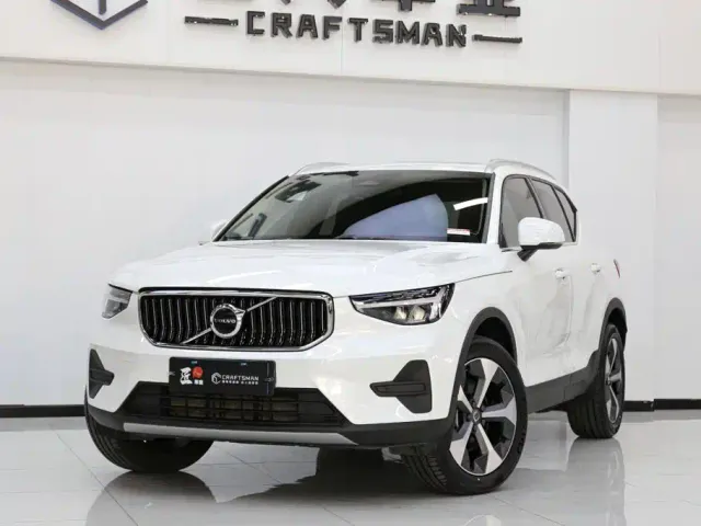 Volvo XC40 — Фото автомобиля 2