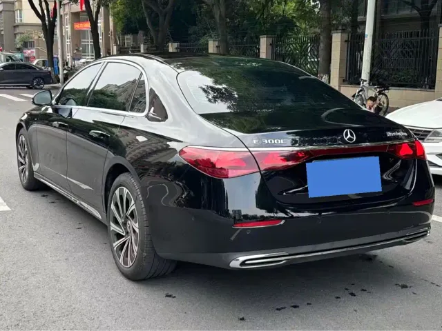 Mercedes-Benz E-Class — Фото автомобиля 4