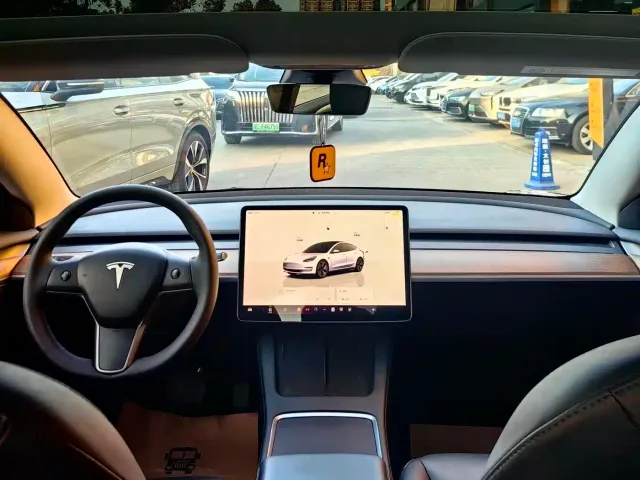 Tesla Model 3 — Фото автомобиля 4