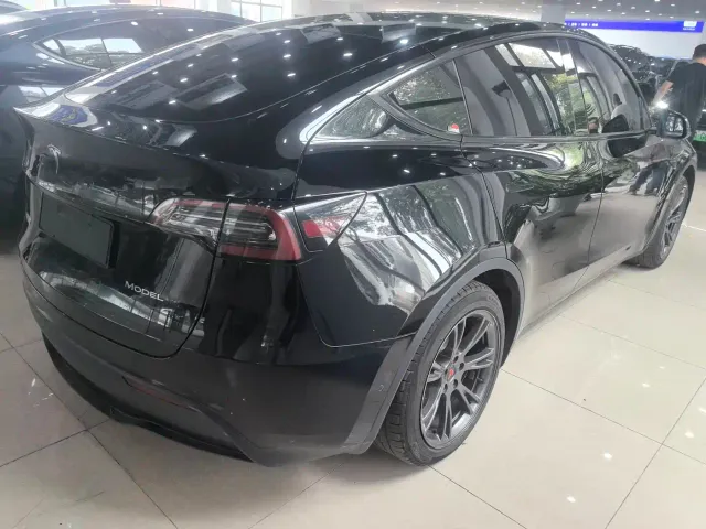 Tesla Model Y — Фото автомобиля 6