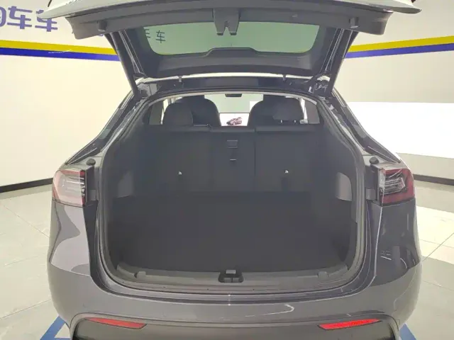 Tesla Model Y — Фото автомобиля 4