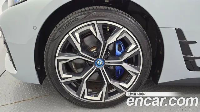 BMW i4 — Фото автомобиля 4