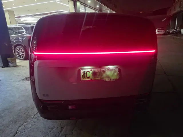 Li Auto MEGA — Фото автомобиля 3