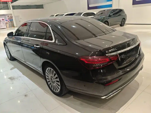 Mercedes-Benz E-Class — Фото автомобиля 4