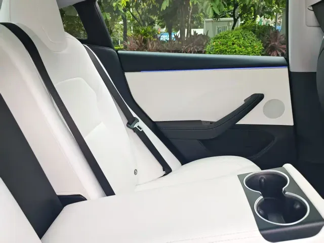 Tesla Model 3 — Фото автомобиля 16