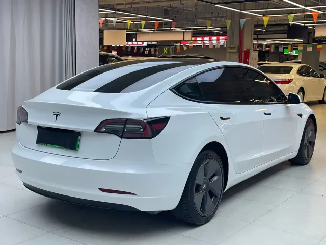 Tesla Model 3 — Фото автомобиля 4