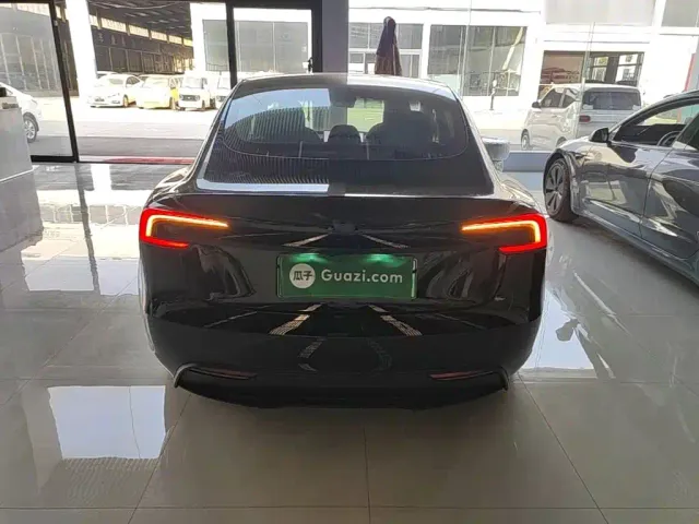 Tesla Model 3 — Фото автомобиля 5