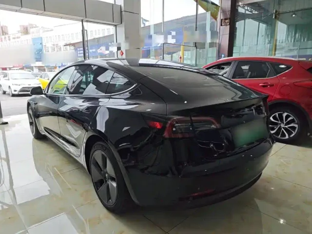 Tesla Model 3 — Фото автомобиля 4
