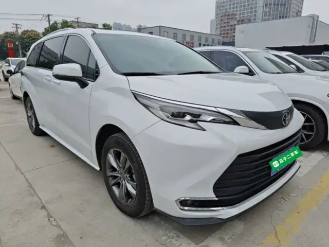 Toyota Sienna — Фото автомобиля 3