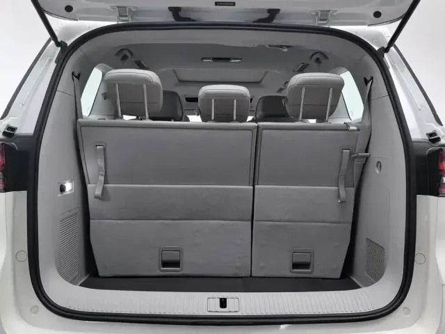 Roewe Roewe iMAX8 EV 2025 Model 1.5T DMH Land Premium Edition — Фото автомобиля 16