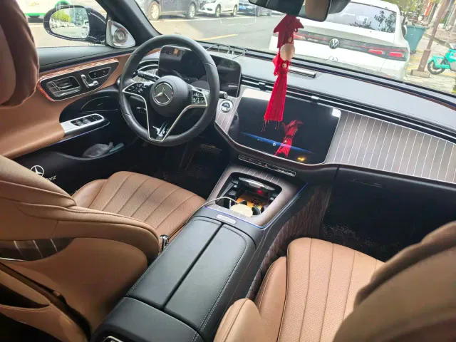 Mercedes-Benz E-Class — Фото автомобиля 4