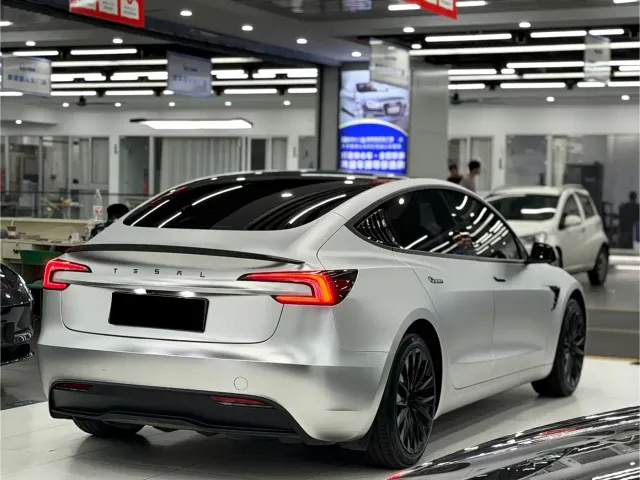 Tesla Model 3 — Фото автомобиля 6