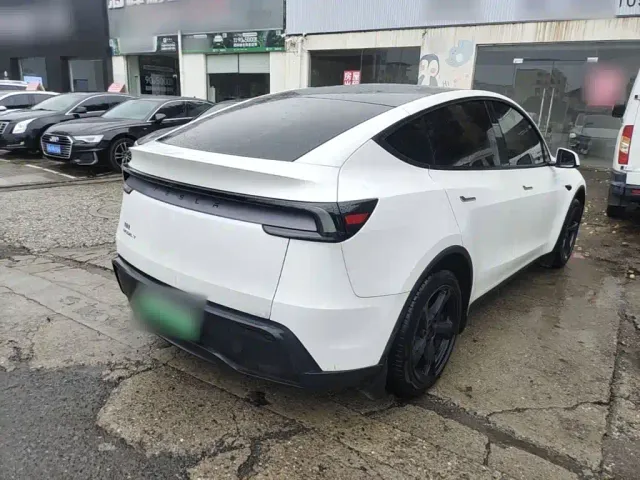 Tesla Model Y — Фото автомобиля 6