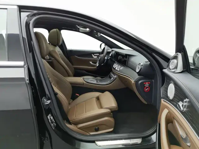 Mercedes-Benz E-Class — Фото автомобиля 23
