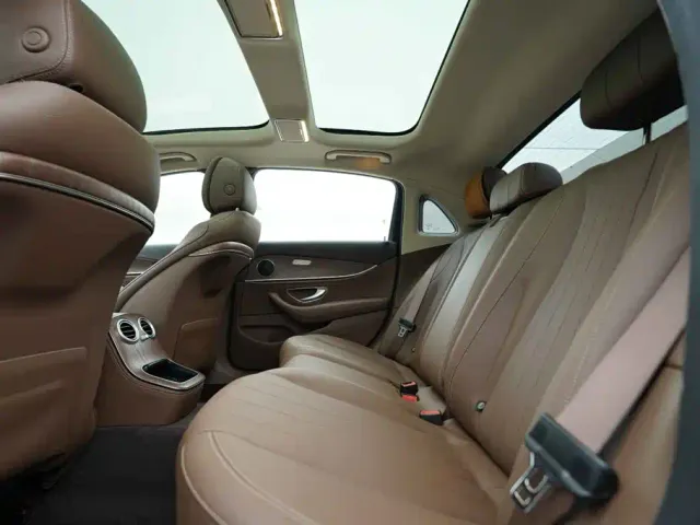 Mercedes-Benz E-Class — Фото автомобиля 19