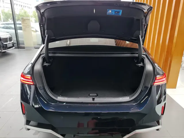 BMW i5 — Фото автомобиля 16