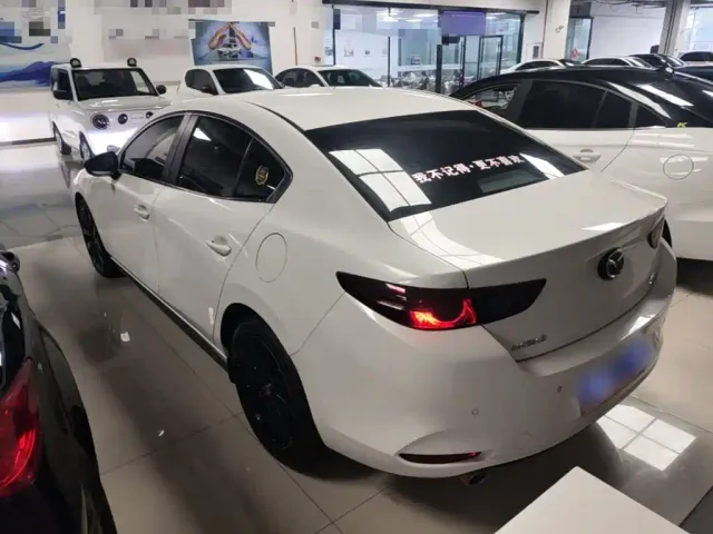 Mazda Axela — Фото автомобиля 4