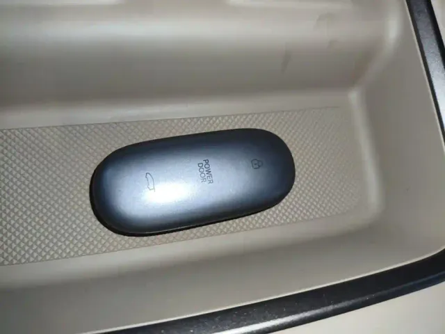 Li Auto MEGA — Фото автомобиля 8