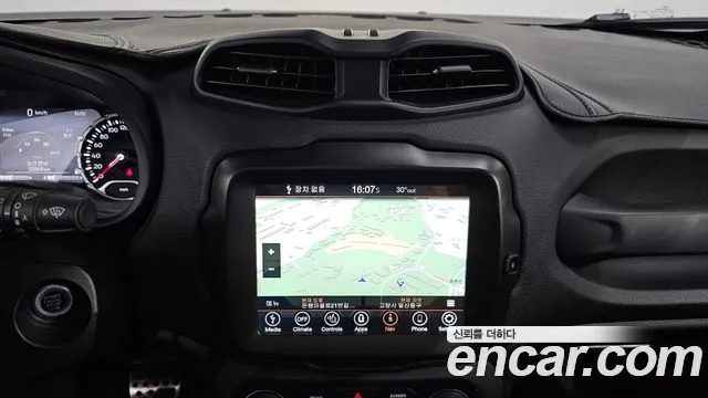 Jeep Renegade — Фото автомобиля 14
