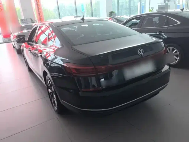 Volkswagen Passat — Фото автомобиля 4