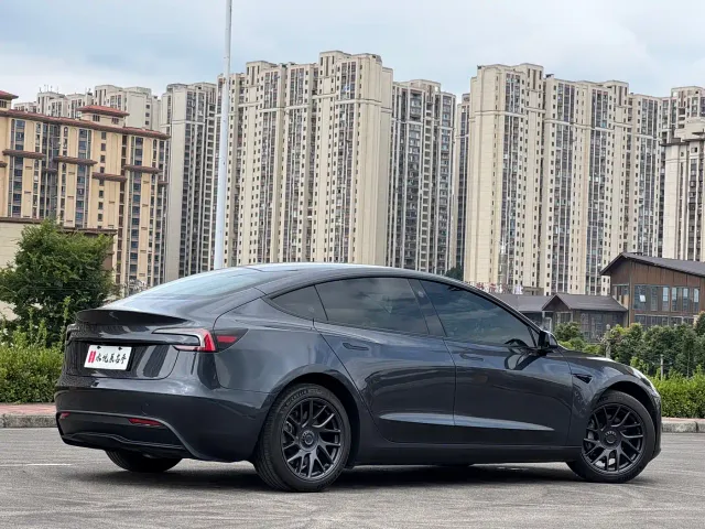 Tesla Model 3 — Фото автомобиля 13