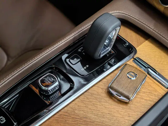Volvo XC90 — Фото автомобиля 24