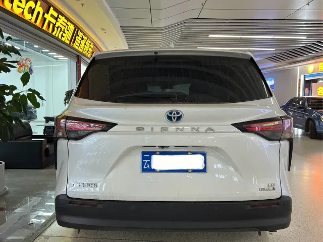 Toyota Sienna — Фото автомобиля 8
