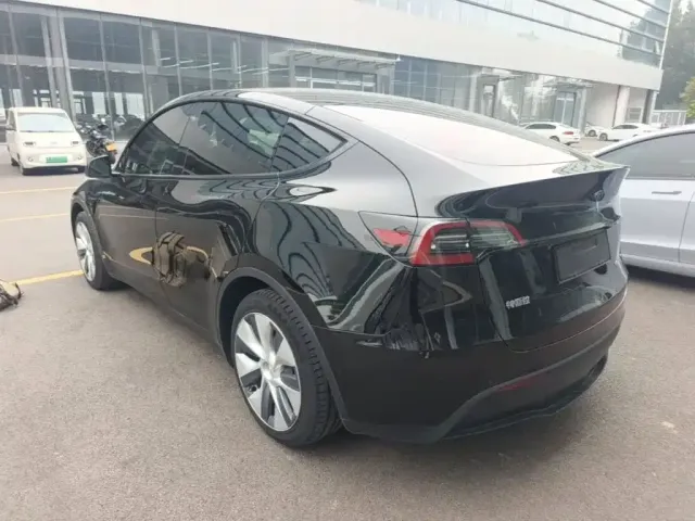 Tesla Model Y — Фото автомобиля 4