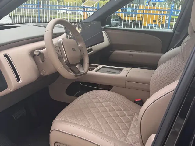 Li Auto L8 — Фото автомобиля 4