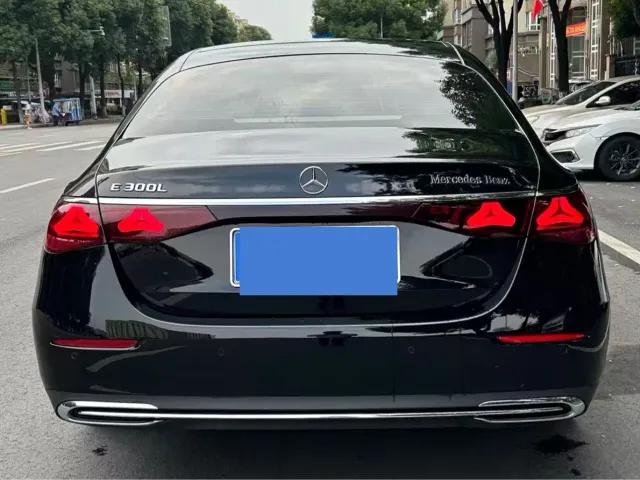 Mercedes-Benz E-Class — Фото автомобиля 3