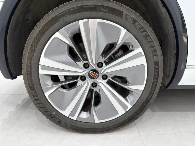 Hongqi E-HS9 — Фото автомобиля 19